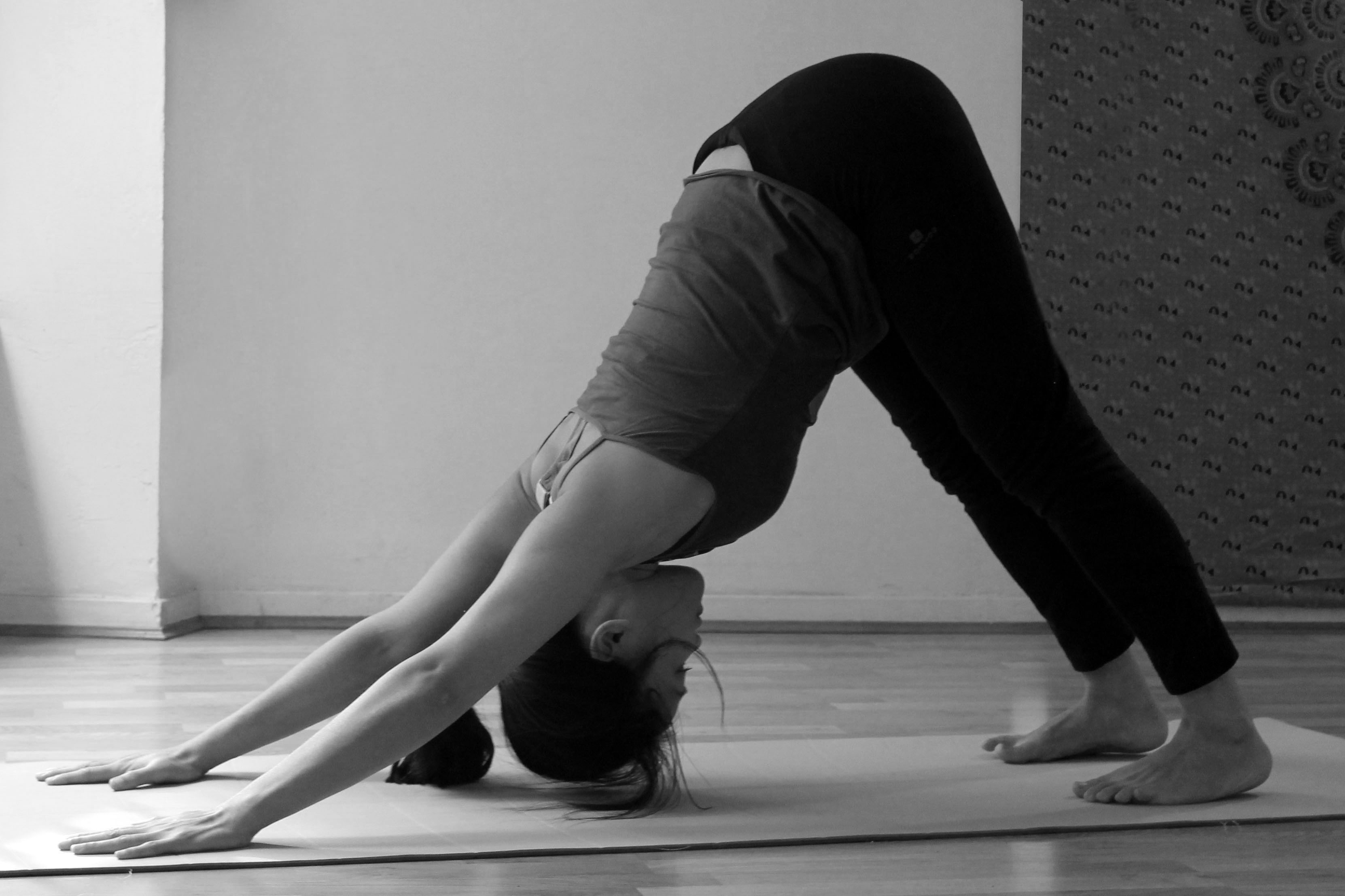 10 Postures basiques du hatha yoga en sanskrit et leurs bienfaits Orezen